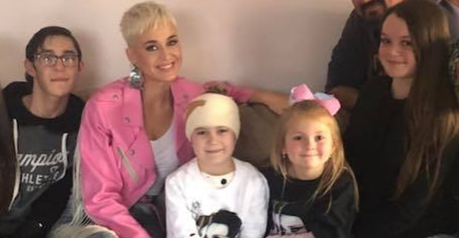 Katy Perry faz visita a fã que não pôde ir ao seu concerto por estar no hospital 