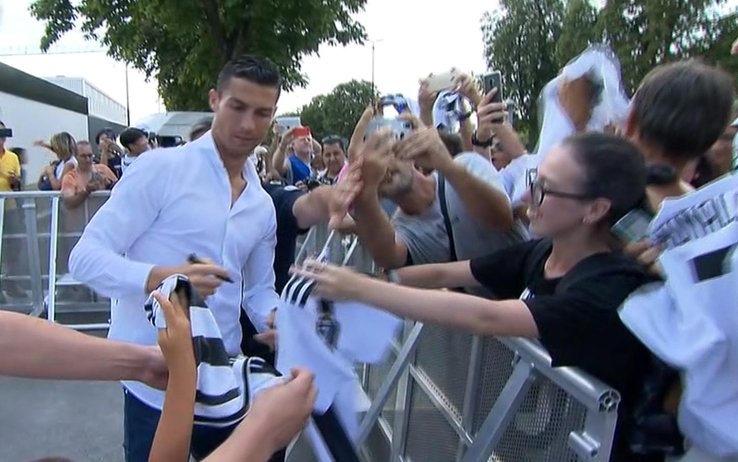 Video: Ronaldo distribuiu autógrafos e selfies levando à loucura centenas de &#8220;tiffosi&#8221;