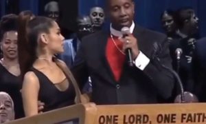 Video: Pastor apalpa Ariana Grande no funeral de Aretha Franklin