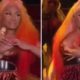 Video: Nicky Minaj fica com seios à mostra em concerto