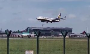 Video: Avião da Ryanair aborta aterragem devido ao vento extremo