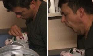 Video: Pai exausto embala cobertor a pensar que era o seu bebé recém-nascido
