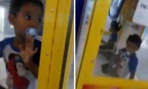 Video: Menino de 2 anos fica preso dentro de máquina de brinquedos no shopping