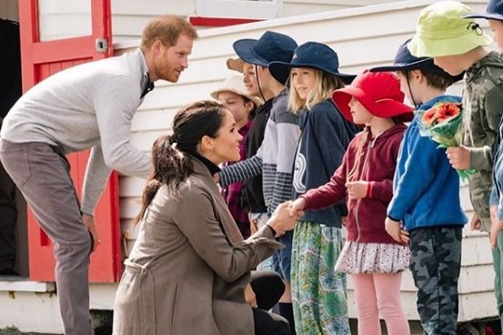 Príncipe Harry quebra protocolo para confortar menino de 6 anos que perdeu a mãe