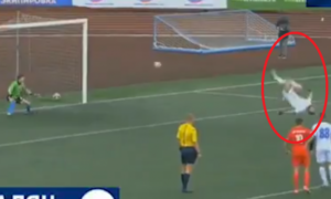 Video: Jogador marca penalti com &#8220;salto&#8221; acrobático, e faz furor nas redes sociais