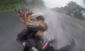 Video: Casal &#8220;salva-se&#8221; após despiste de moto a alta velocidade