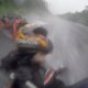 Video: Casal &#8220;salva-se&#8221; após despiste de moto a alta velocidade