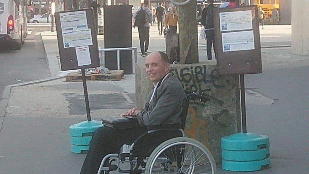 Condutor de autocarro obriga passageiros a sair, por recusarem ajudar homem em cadeira de rodas