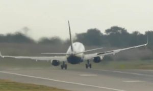 Video: Avião da Ryanair &#8220;dança&#8221; durante descolagem com ventos de 160 km/hora