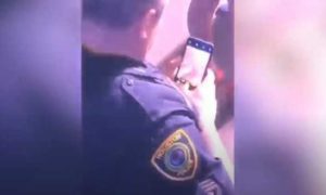 Video: Polícia apanhado a filmar &#8220;partes íntimas&#8221; de mulher num concerto