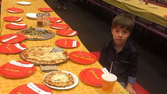 Menino de 6 anos convidou 32 amigos para o aniversário, mas ninguém apareceu