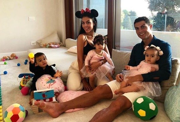 Cristiano Ronaldo e Georgina Rodríguez dão as boas-vindas ao novo elemento da família. Veja a foto