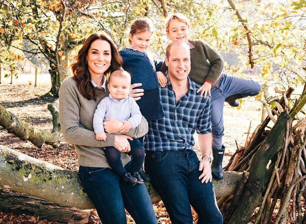 William e Kate revelam foto de família para o cartão de Natal, e derretem o Instagram