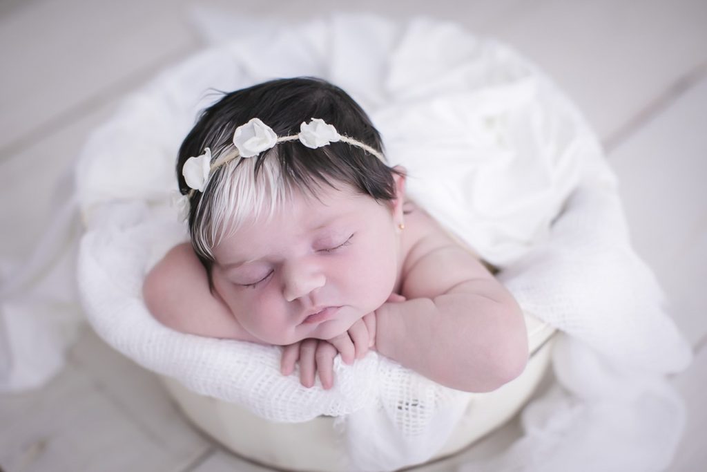 Bebé que nasceu com &#8220;madeixa&#8221; branca faz sucesso nas redes sociais