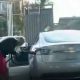 Video: Mulher &#8220;distraída&#8221; filmada a &#8220;encher&#8221; depósito de carro eléctrico