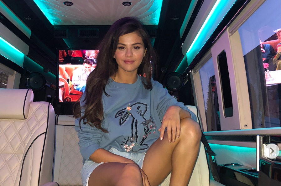 Selena Gomez regressou às redes sociais revelando-se uma pessoa nova: &#8220;Estou orgulhosa da pessoa em que me estou a tornar&#8221;