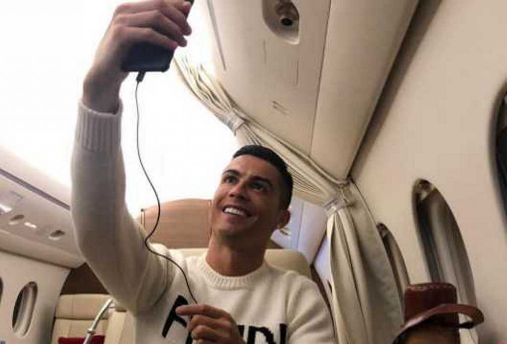 Cristiano Ronaldo duramente criticado por fotografia em jato privado