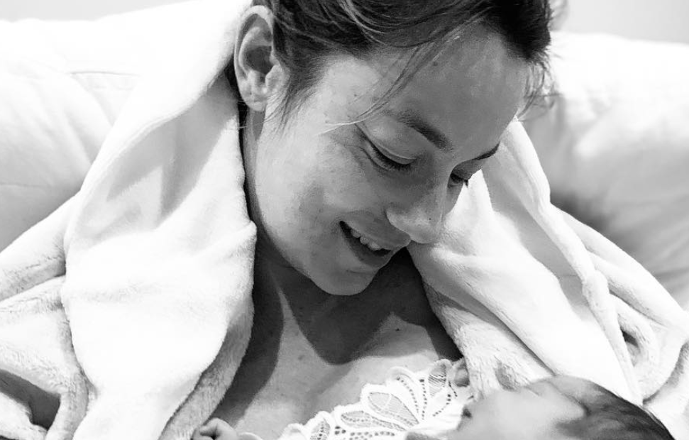 Maya Booth partilha nova foto com o filho e mostra-se &#8220;encantada&#8221; com a maternidade