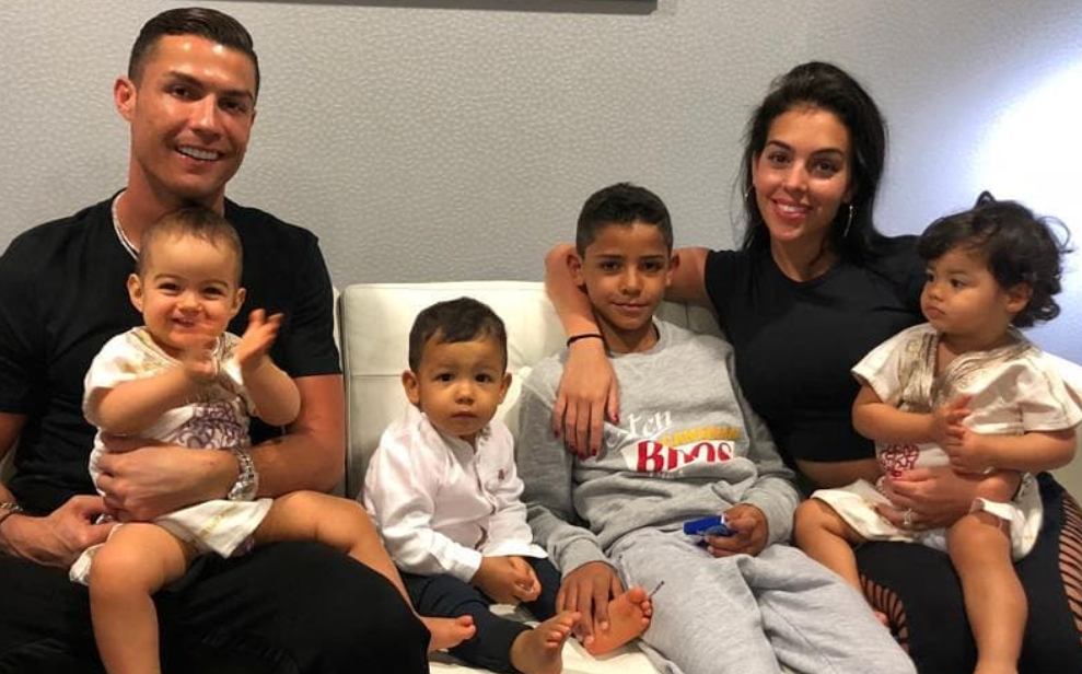 Cristiano Ronaldo recebe presente dos &#8220;filhotes&#8221; no Dia do Pai