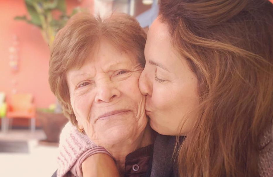 Tânia Ribas de Oliveira assinala aniversário da avó com mensagem especial