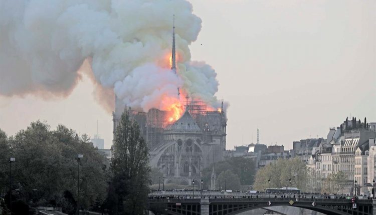 Depois das chamas na Catedral de Notre-Dame, famosos prestam a sua homenagem