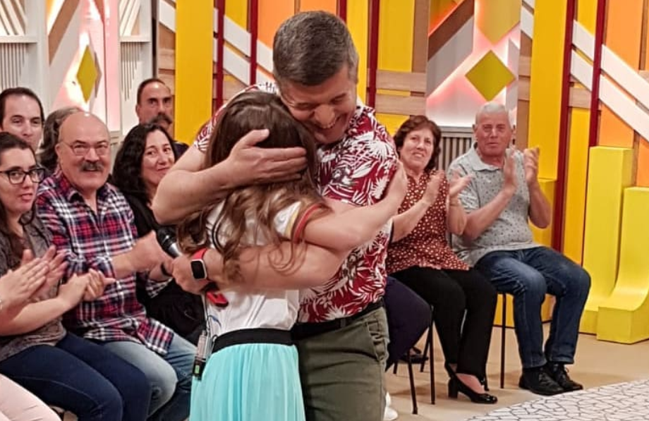 Video: Menina de 10 anos conhece João Baião em direto e deixa o apresentador em lágrimas