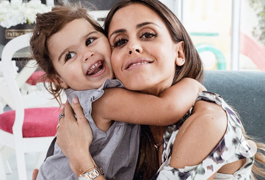 Carolina Patrocínio mostra filha de 3 anos com a prima recém-nascida ao colo e &#8220;encanta&#8221; os fãs