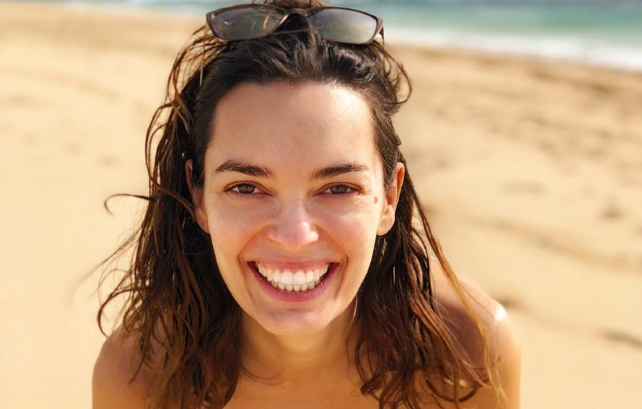 Na reta final da gravidez, Melânia Gomes mostra-se completamente nua na praia