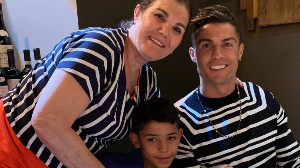 Cristiano Ronaldo, Dolores Aveiro e Cristianinho juntos a apoiar o Sporting