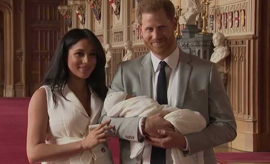 Meghan Markle e o Príncipe Harry apresentam o bebé real. Veja o vídeo.