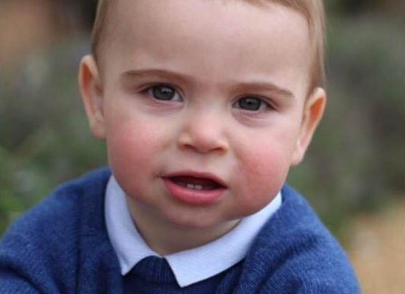 Príncipe Louis: Camisola usada pelo menino em foto oficial está em promoção