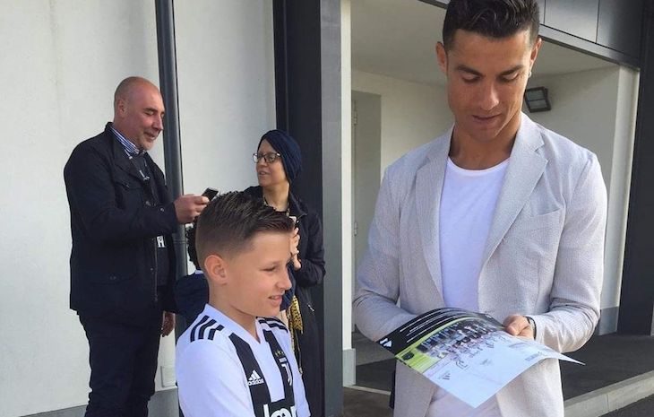 Cristiano Ronaldo realiza sonho de criança com cancro