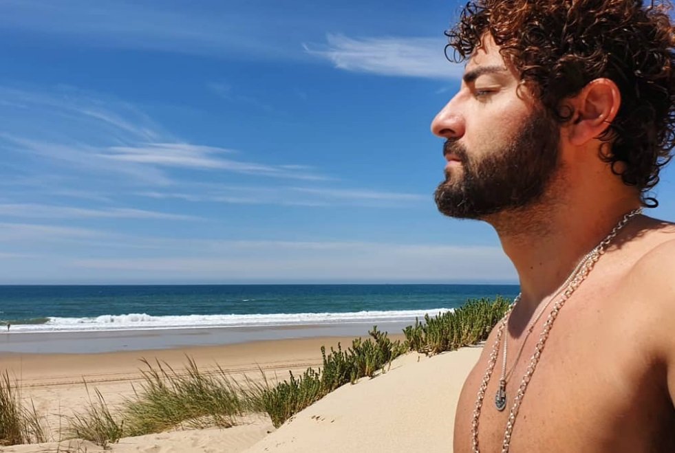 Namorado de Cláudio Ramos a banhos na praia do Meco sem roupa