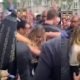 Video: Fã agarra e beija Miley Cyrus à força em Barcelona
