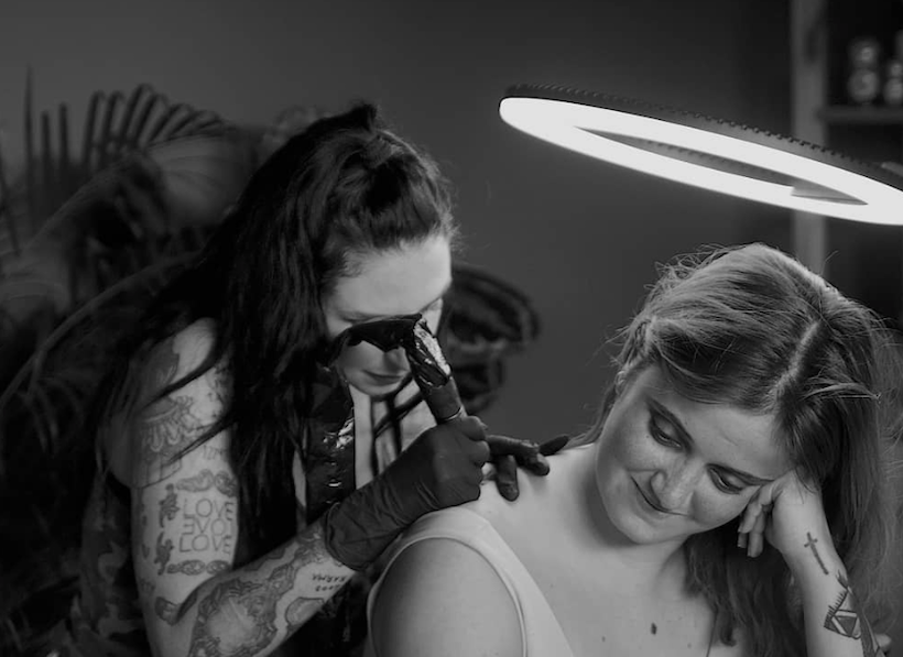 Em foto ousada, Carolina Deslandes revela as novas tatuagens