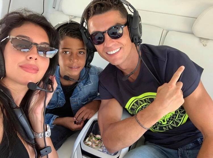 Cristiano Ronaldo mostra passeio de helicóptero com Georgina e Cristianinho