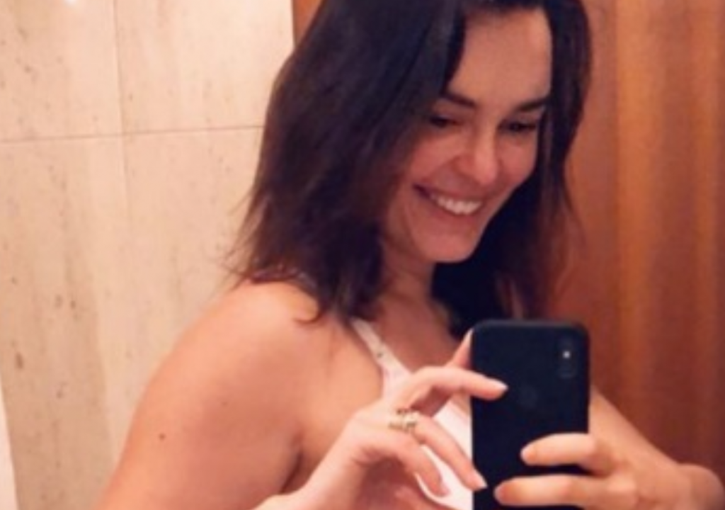 Em lingerie, Melânia Gomes mostra corpo 15 dias depois do parto 