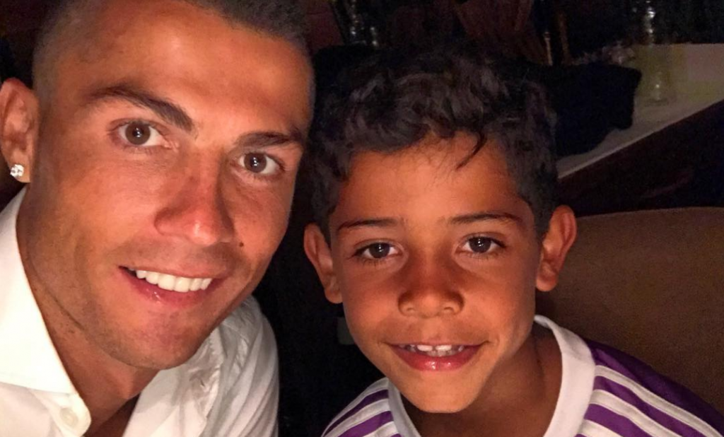 Emoção: Cristiano Ronaldo levou o filho à pensão onde viveu em Lisboa