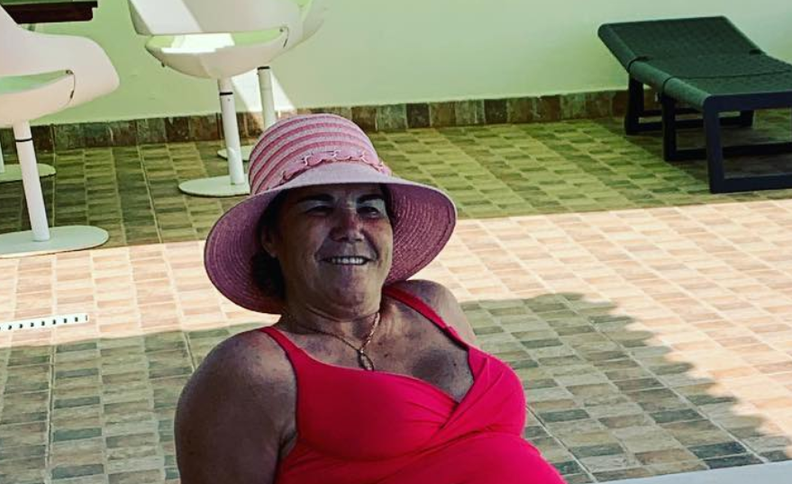 Alheia a críticas, Dolores Aveiro volta a surpreender à beira da piscina