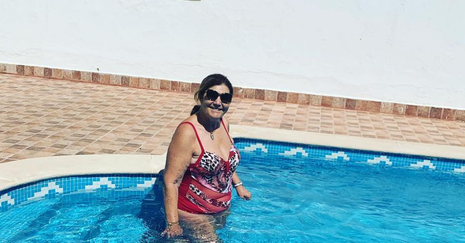 Dolores Aveiro na piscina com os netos