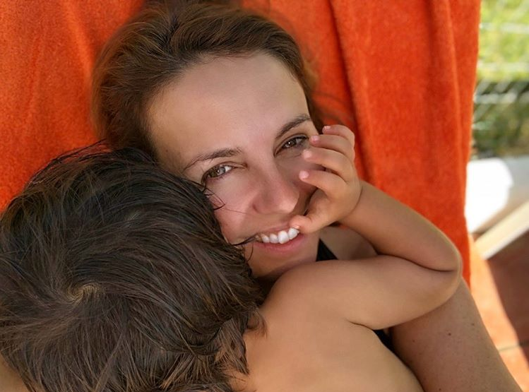 Tânia Ribas de Oliveira partilha momento amoroso entre o filho de 3 anos e o seu cão