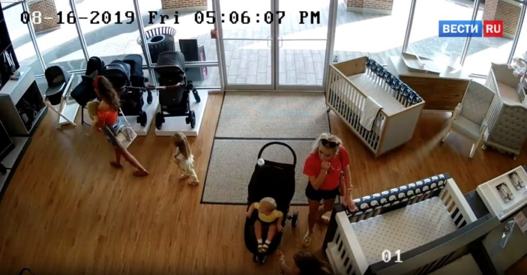 Video: Mãe rouba carrinho de bebé em loja, mas foi &#8220;obrigada&#8221; a voltar