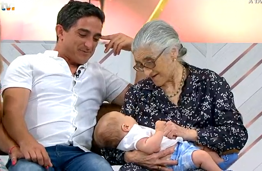 Video: Em direto, Manuel Melo apresenta o filho recém-nascido à avó