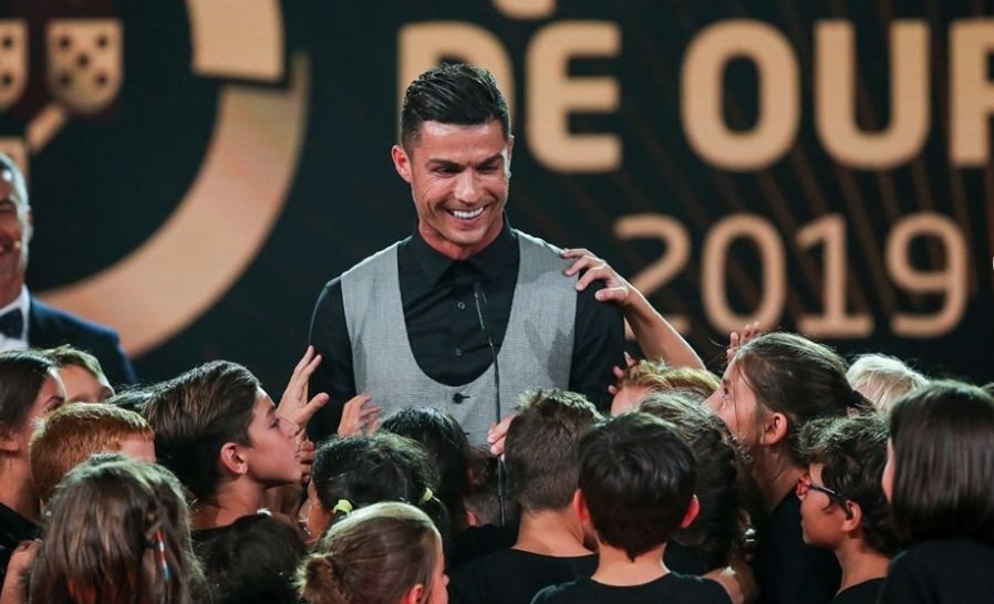 Cristiano Ronaldo recebeu prémio Quinas de Ouro e deixou &#8220;conselho&#8221; aos mais pequenos