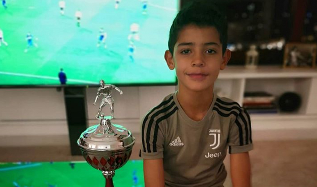 Cristianinho Júnior veste equipamento da Juventus para assistir ao jogo de Cristiano Ronaldo