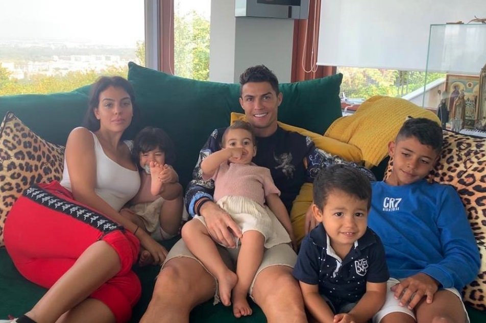 Cristiano Ronaldo partilha foto &#8220;carregada&#8221; de amor junto da família
