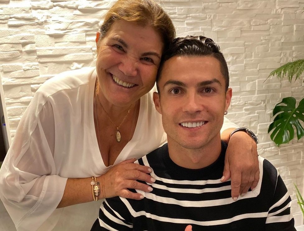Cristiano Ronaldo &#8216;junta&#8217; mãe e namorada para um almoço em família