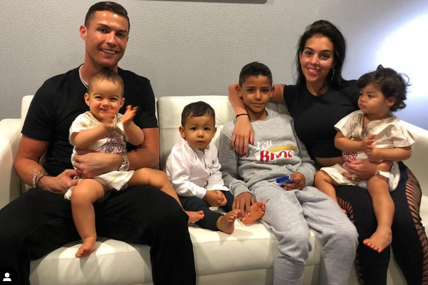 Cristiano Ronaldo passa dia em família, e partilha foto com os “pequenos”