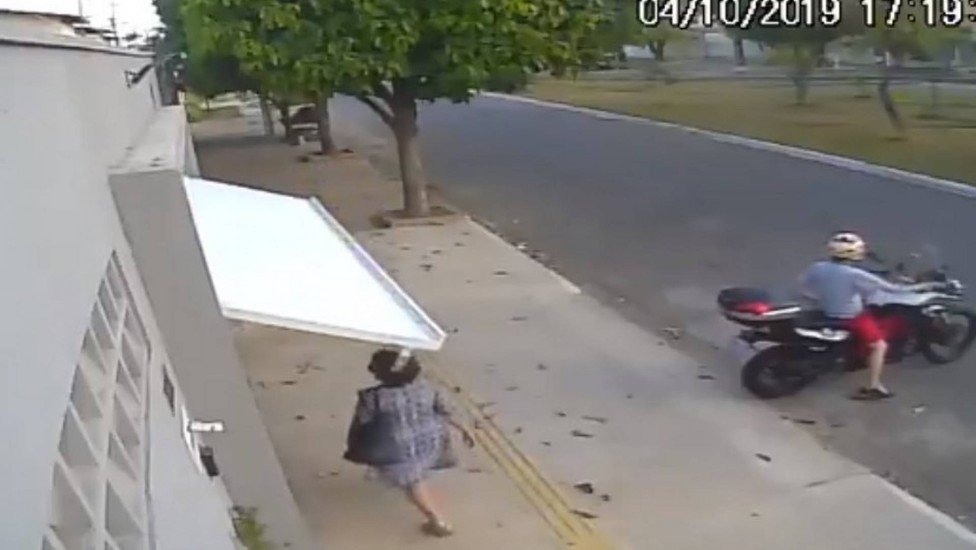 Video: Mulher &#8220;engolida&#8221; por portão automático fica presa e viraliza na web