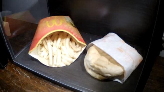 Video mostra último hamburguer McDonalds vendido na Islândia há 10 anos
